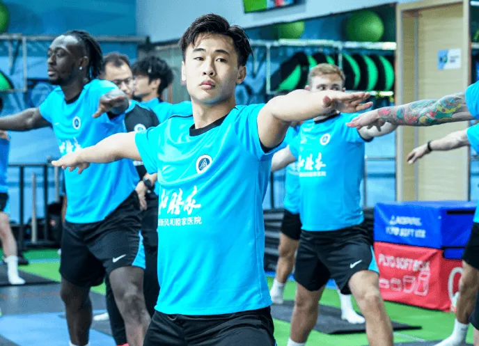 华体会网页-新鹏城官方:戴伟浚左膝外侧半月板撕裂进行手术,康复期6周