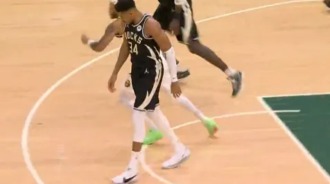 疑似受伤？队友积极跑动执行战术，字母哥缓缓走向前场